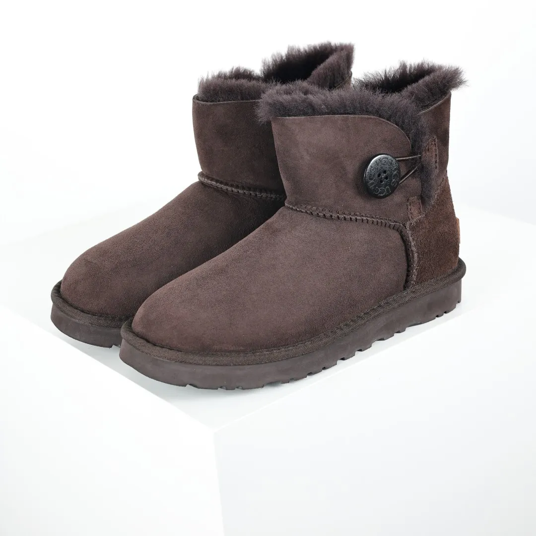Pick up locally 💰540 The core recommendation is good price UGG basic Bailey twist style Xiaohongshu hot style Henan Longfeng leather production Sheepskin integrated top quality in the market 2-3 cm cashmere insole to keep warm in winter and a very suitable choice for home use UUG has launched a style series in the new year, which is partially geared towards the preferences of young consumers and has also moved to the forefront of fashion trends. Shoe body material Water-repellent coated suede upper 17mm UGGPURE™ implanted wool insole Lightweight non-slip comfortable rubber outsole With brand LOGO Trademark Comes with full packaging Size: 35 36 37 38 39 40